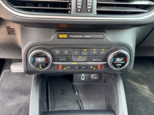 Fahrzeugabbildung Ford Focus Turnier Cool & Connect*LED*CAM* 8 GANG
