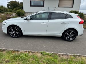 Fahrzeugabbildung Volvo V40 Momentum*R-DESIGN*LED*CAM*