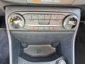 Fahrzeugabbildung Ford Fiesta Titanium* 2 HAND*WENIG KM*GARANTIE*