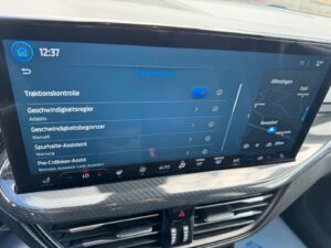 Fahrzeugabbildung Volkswagen Golf VIII Lim. Life*2.0 TDI*LED*CAM*PANO*CAM*AHK