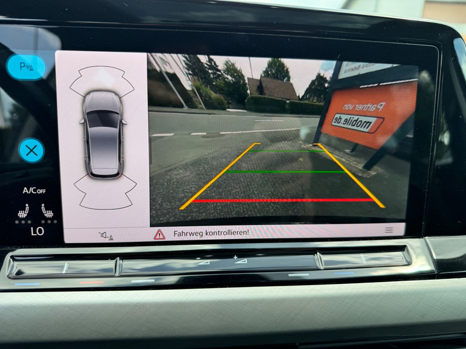 Fahrzeugabbildung Volkswagen Golf VIII Lim. Life*2.0 TDI*LED*CAM*PANO*CAM*AHK