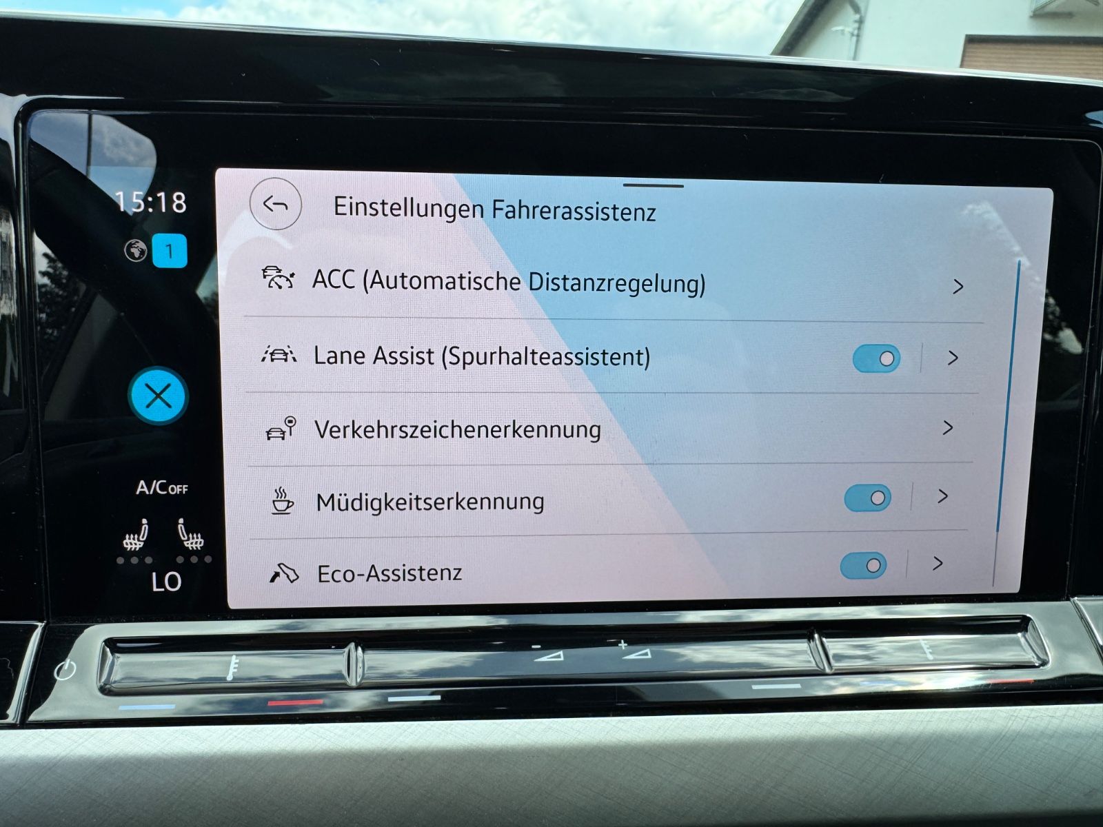 Fahrzeugabbildung Volkswagen Golf VIII Lim. Life*2.0 TDI*LED*CAM*PANO*CAM*AHK