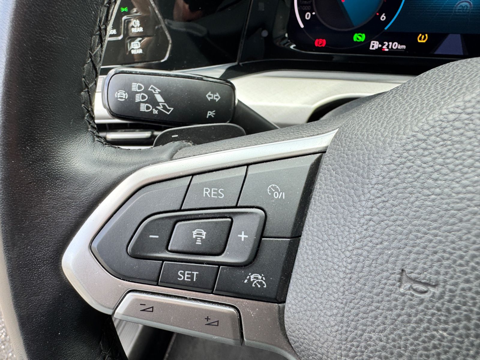 Fahrzeugabbildung Volkswagen Golf VIII Lim. Life*2.0 TDI*LED*CAM*PANO*CAM*AHK
