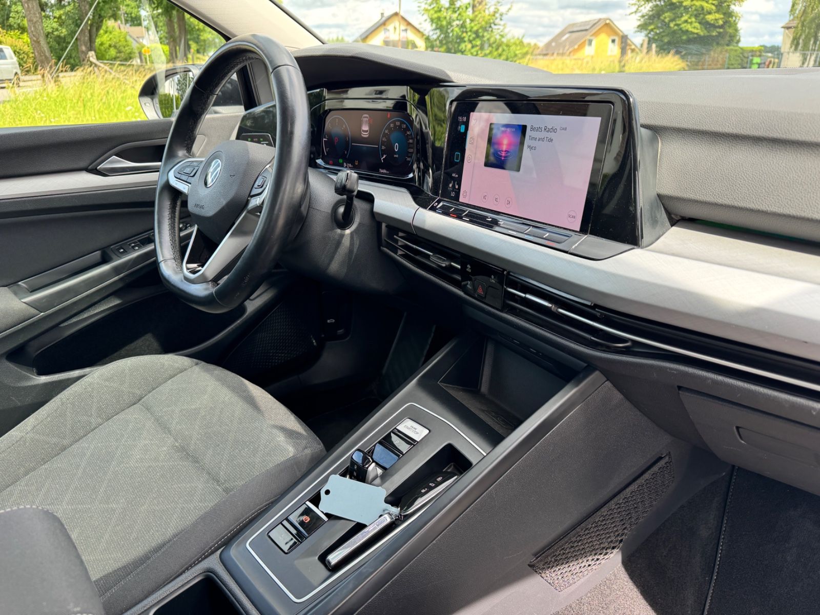 Fahrzeugabbildung Volkswagen Golf VIII Lim. Life*2.0 TDI*LED*CAM*PANO*CAM*AHK