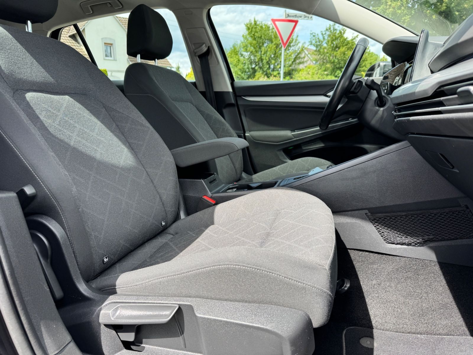 Fahrzeugabbildung Volkswagen Golf VIII Lim. Life*2.0 TDI*LED*CAM*PANO*CAM*AHK