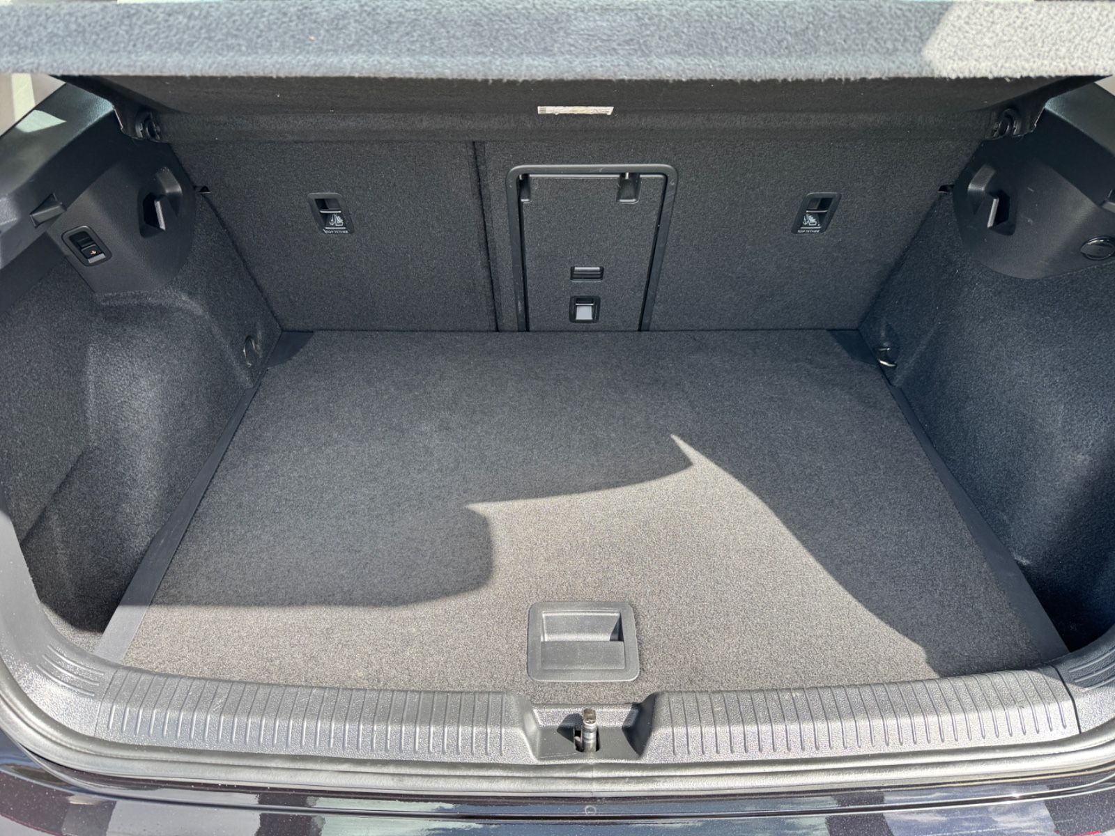 Fahrzeugabbildung Volkswagen Golf VIII Lim. Life*2.0 TDI*LED*CAM*PANO*CAM*AHK