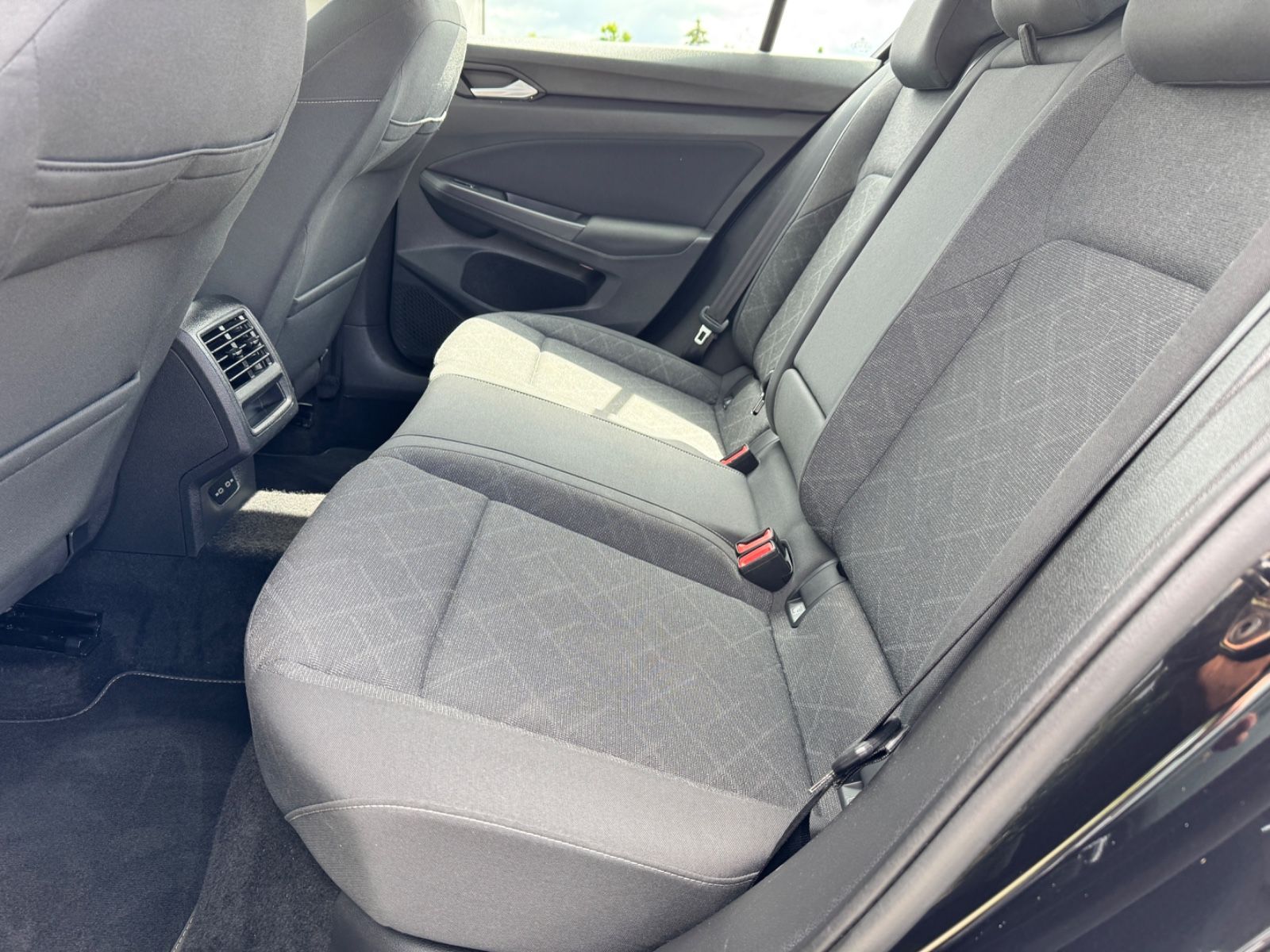 Fahrzeugabbildung Volkswagen Golf VIII Lim. Life*2.0 TDI*LED*CAM*PANO*CAM*AHK