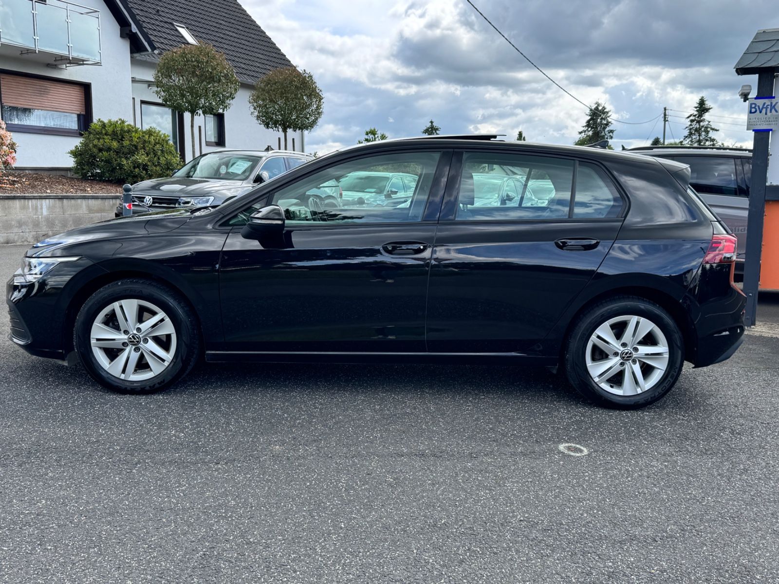 Fahrzeugabbildung Volkswagen Golf VIII Lim. Life*2.0 TDI*LED*CAM*PANO*CAM*AHK