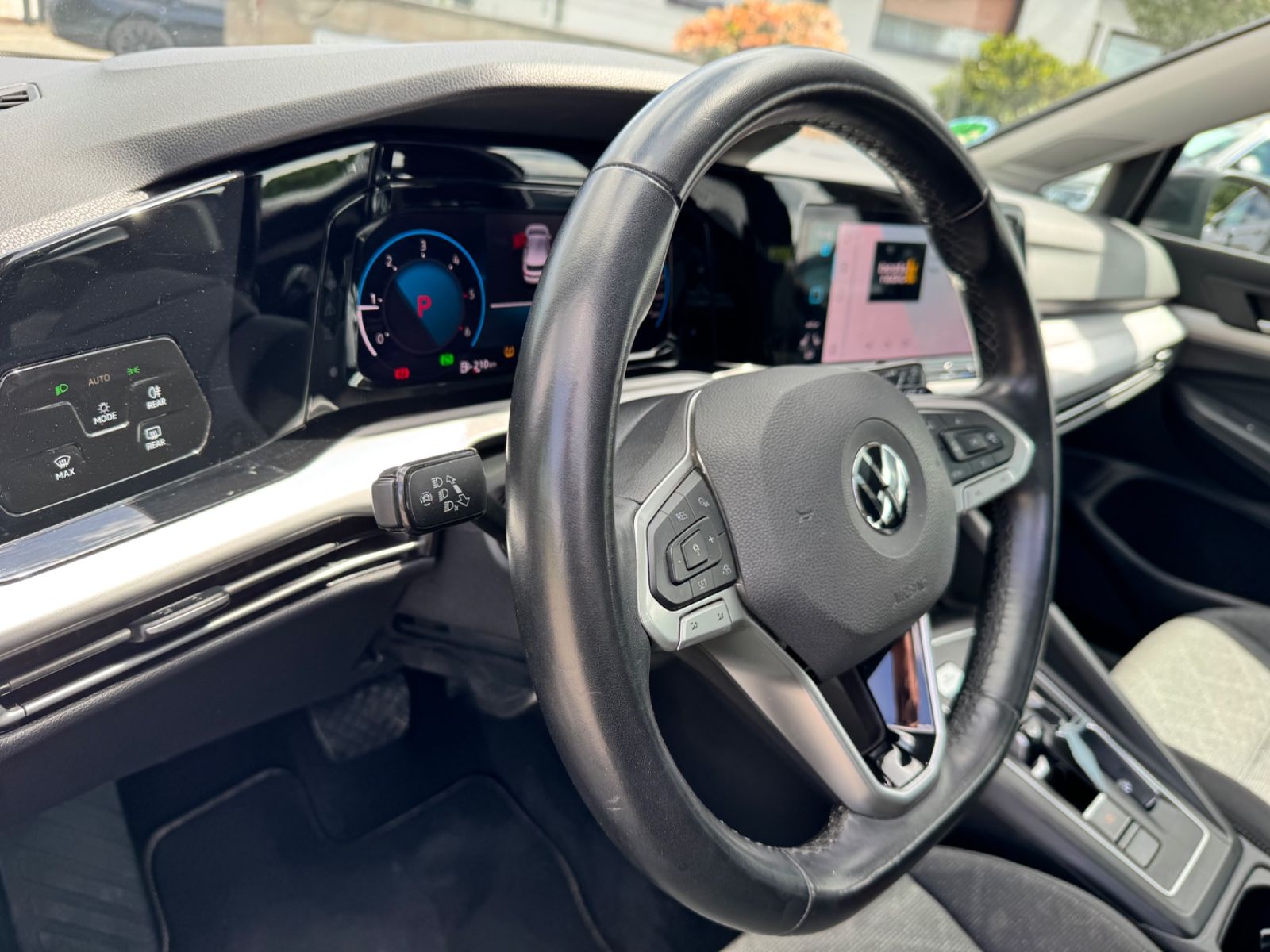 Fahrzeugabbildung Volkswagen Golf VIII Lim. Life*2.0 TDI*LED*CAM*PANO*CAM*AHK