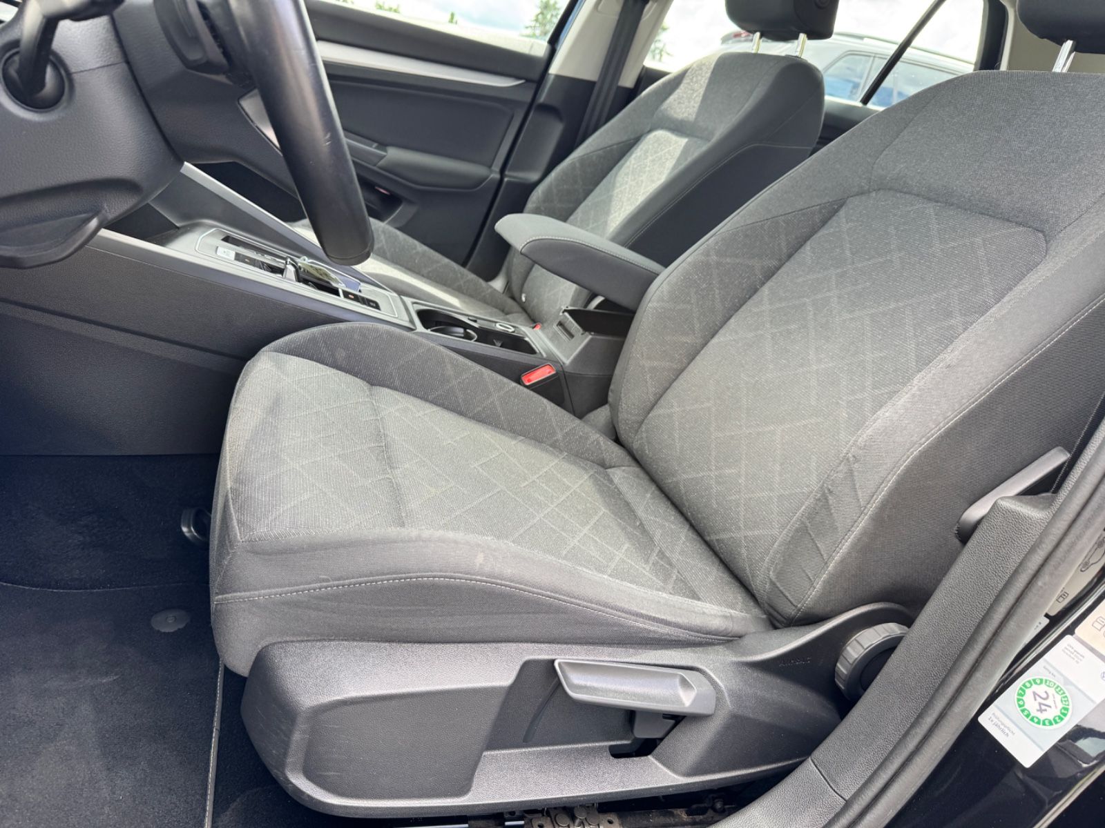 Fahrzeugabbildung Volkswagen Golf VIII Lim. Life*2.0 TDI*LED*CAM*PANO*CAM*AHK